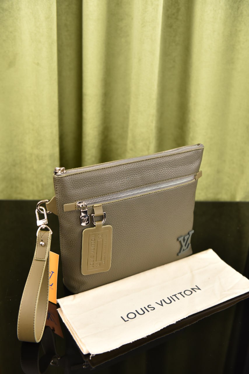 لوي فيتون (9 ألوان) - Louis Vuitton Takeoff Pouch